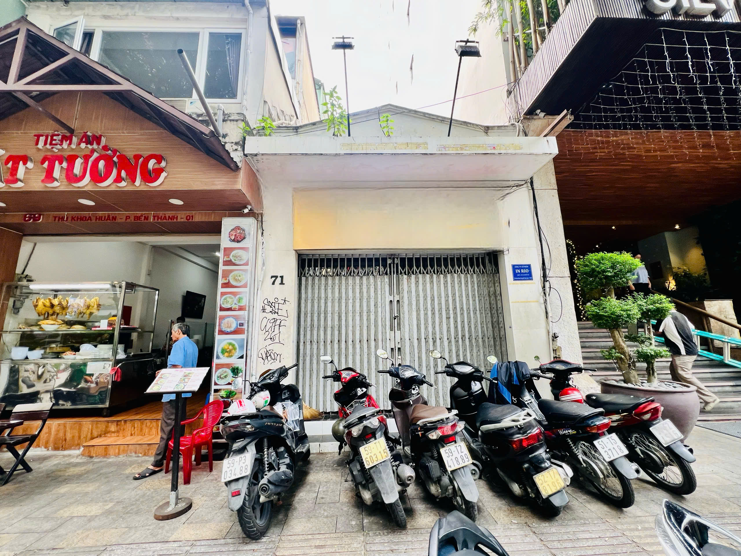 Cho thuê nhà mặt tiền 71 Thủ Khoa Huân, Phường Bến Thành, Quận 1 xây trệt + lửng – 92m2