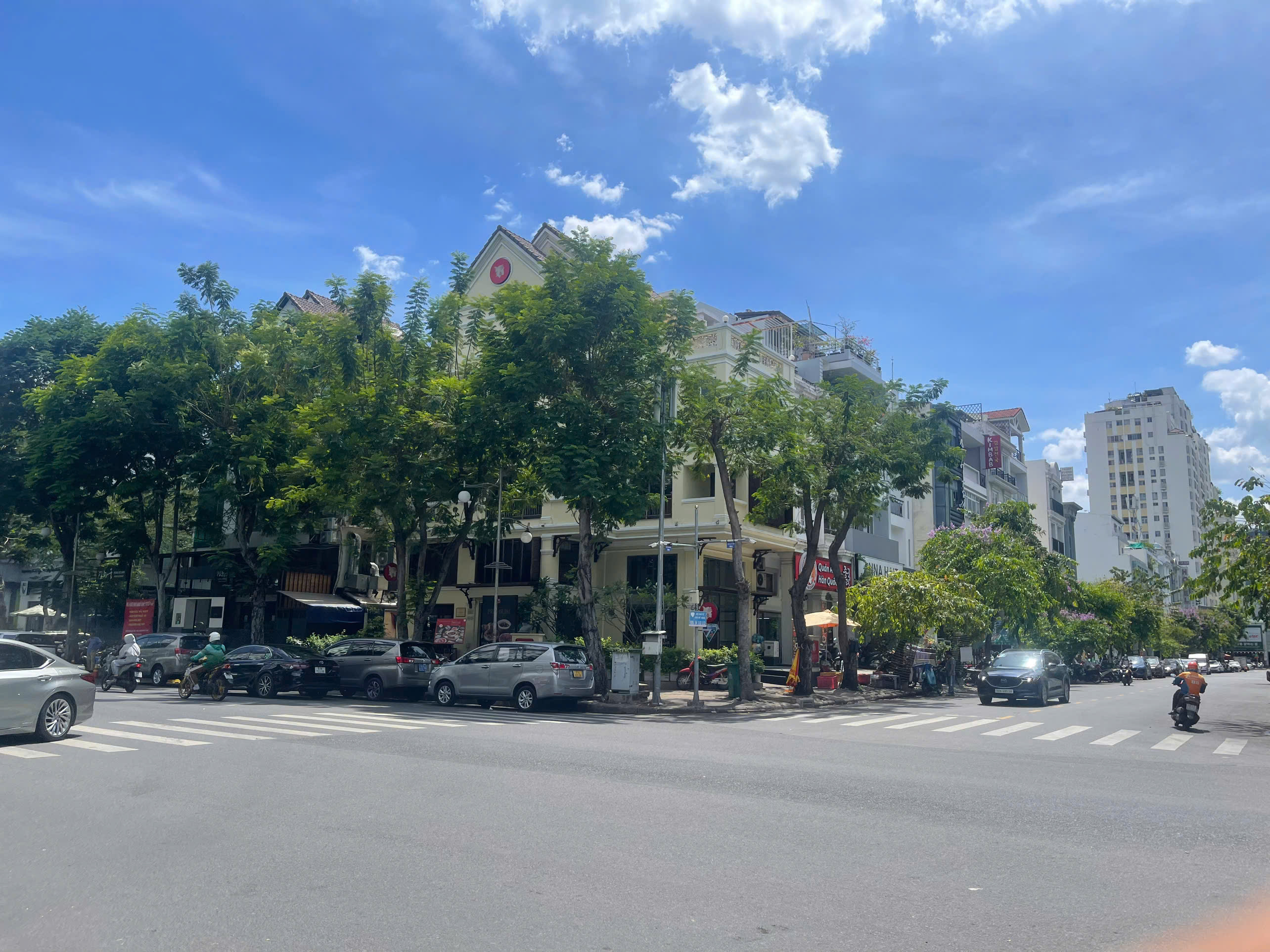 House for rent in front of Hung Phuoc 4, Phu My Hung, District 7, corner apartment built 5 floors with elevator – 203.5m2 2