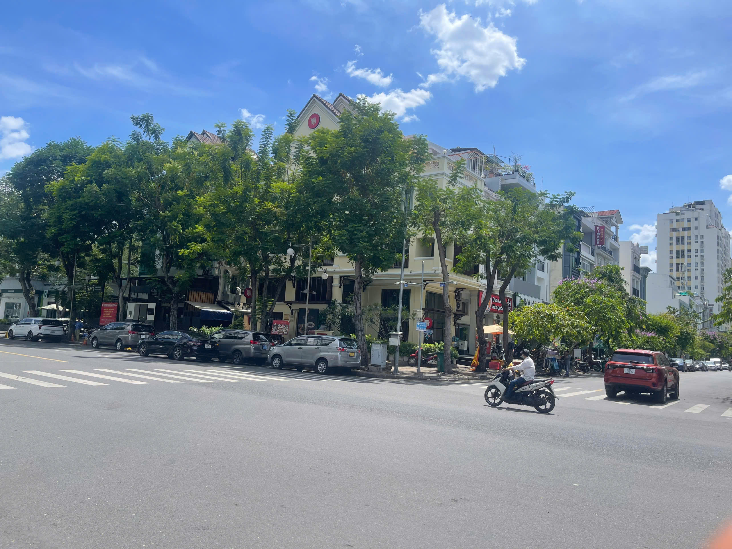 House for rent in front of Hung Phuoc 4, Phu My Hung, District 7, corner apartment built 5 floors with elevator – 203.5m2 1