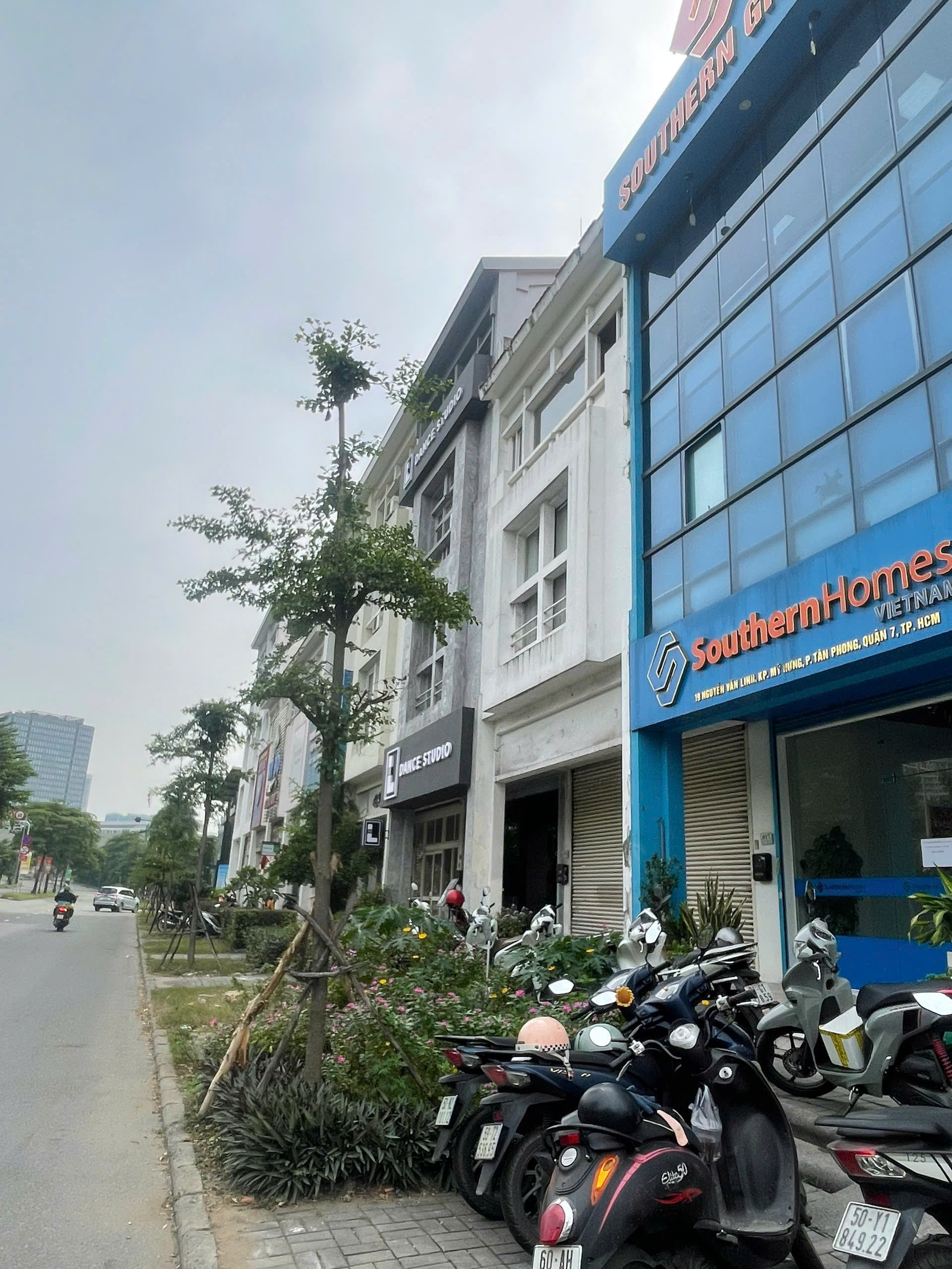 Cho thuê nhà mặt tiền Nguyễn Văn Linh, Phú Mỹ Hưng, Quận 7 xây 5 tầng hướng Bắc 7