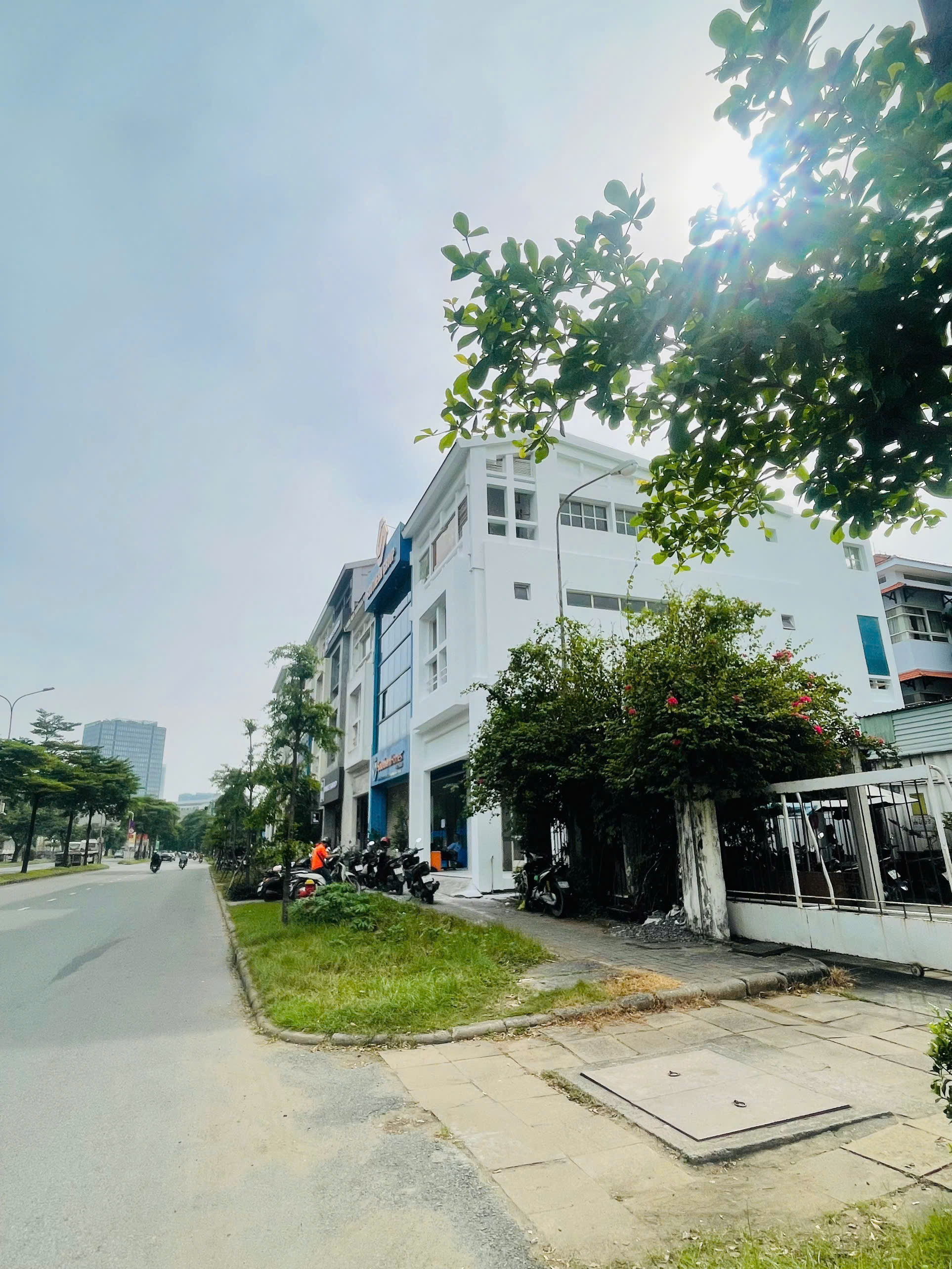 Cho thuê nhà mặt tiền Nguyễn Văn Linh, Phú Mỹ Hưng, Quận 7 xây 5 tầng hướng Bắc 2