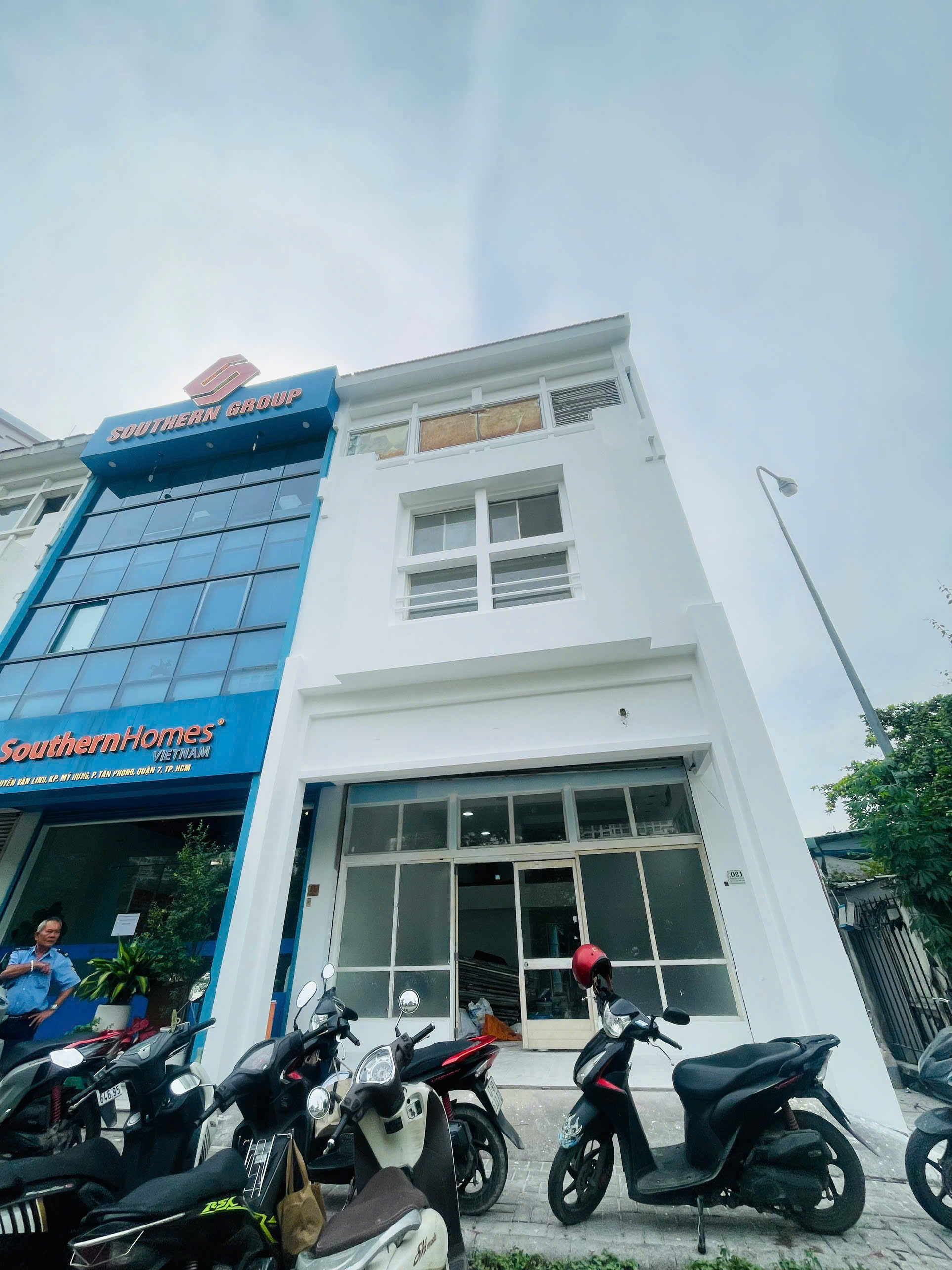 Cho thuê nhà mặt tiền Nguyễn Văn Linh, Phú Mỹ Hưng, Quận 7 xây 5 tầng hướng Bắc 1