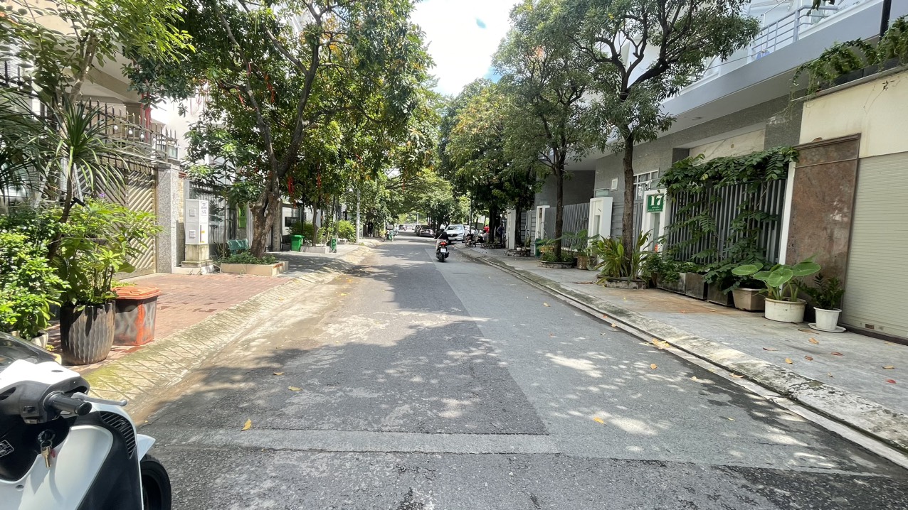 House for rent with 2 facades D1 and No. 11 Him Lam, District 7 with basement + 4 floors, elevator 1