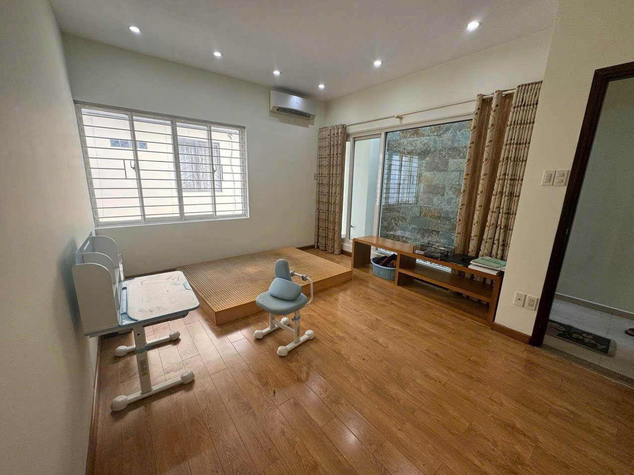 House for sale in front of Him Lam 6A area, District 7 built 4 floors with a direct view of the extremely airy park 7