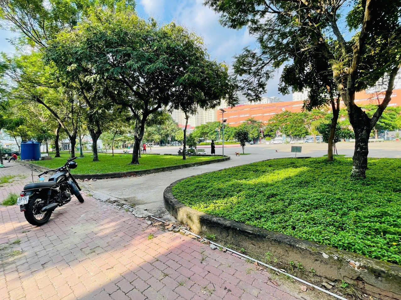 House for sale in front of Him Lam 6A area, District 7 built 4 floors with a direct view of the extremely airy park 2