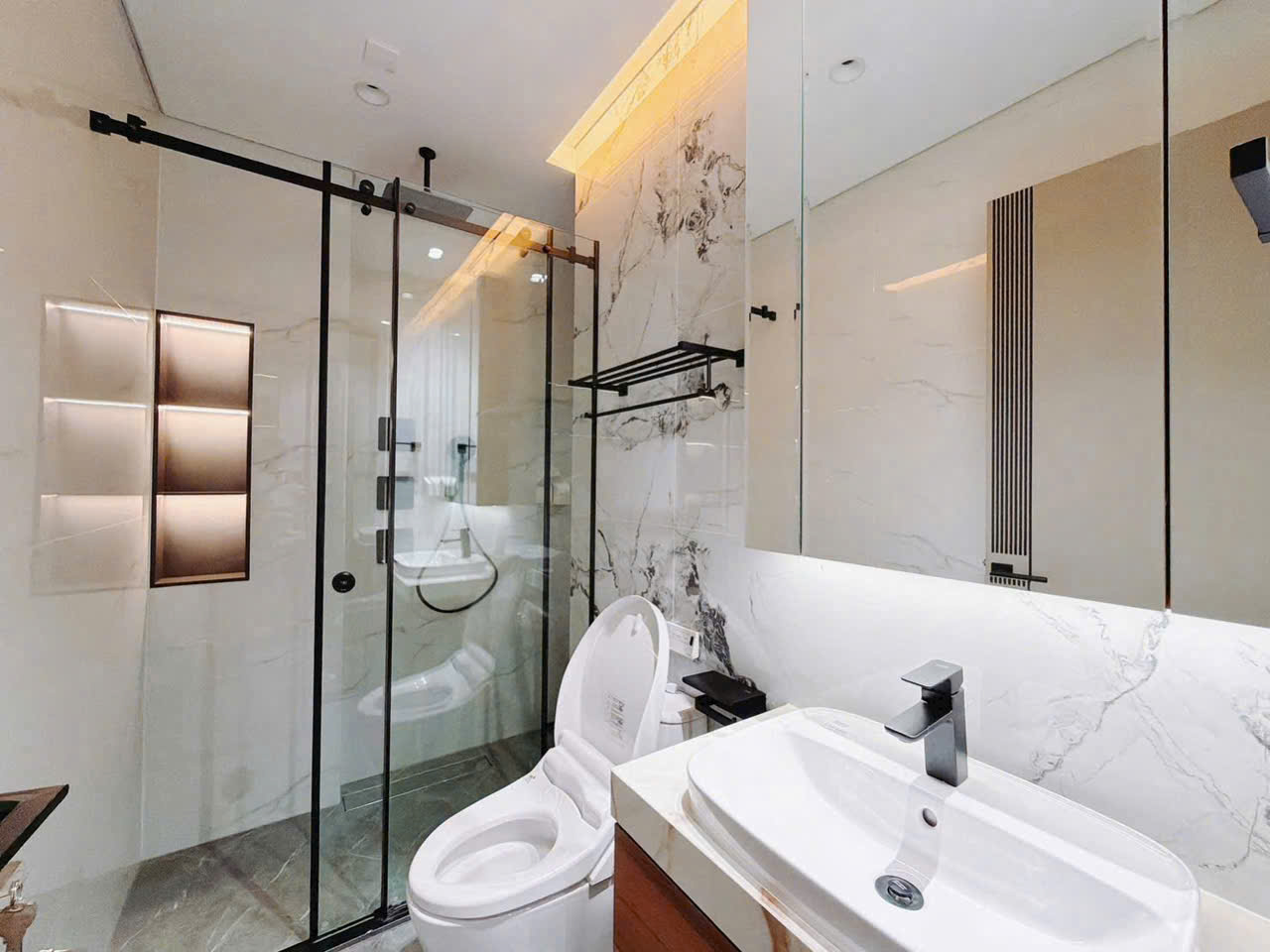 Bán nhà mặt tiền khu Tân Quy Đông, Phường Tân Phong, Quận 7 xây 5 tầng có 5 phòng ngủ – 76m2 5