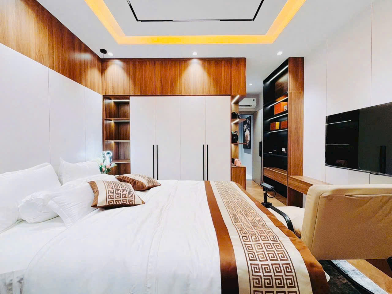 Bán nhà mặt tiền khu Tân Quy Đông, Phường Tân Phong, Quận 7 xây 5 tầng có 5 phòng ngủ – 76m2 3