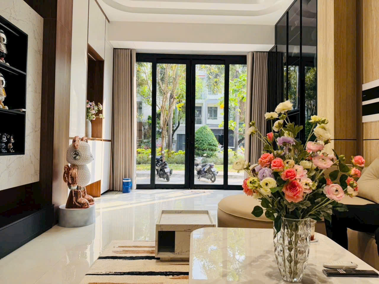 Bán nhà mặt tiền khu Tân Quy Đông, Phường Tân Phong, Quận 7 xây 5 tầng có 5 phòng ngủ – 76m2