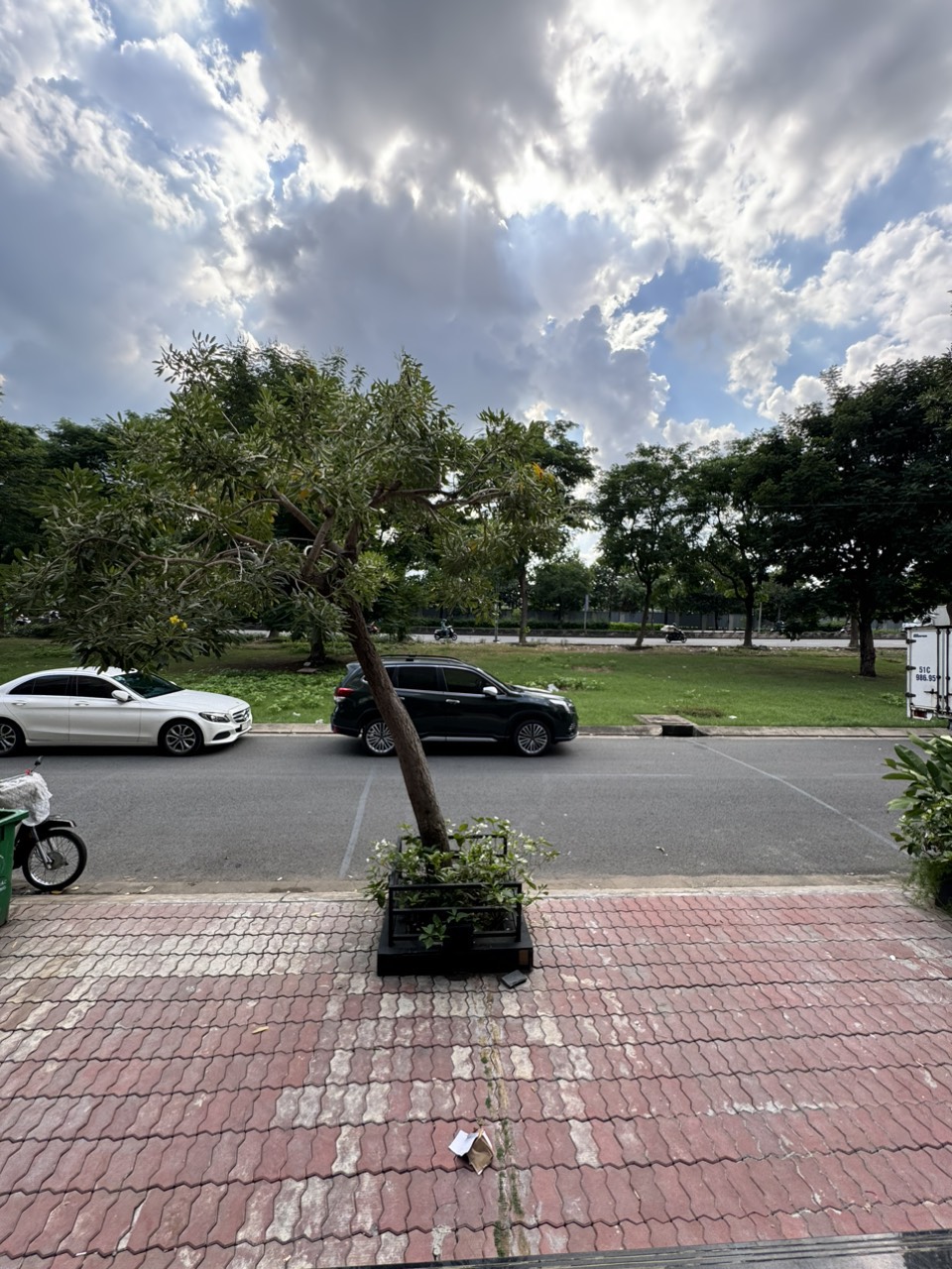 Front house for rent in Kim Son area, Nguyen Huu Tho, District 7 with basement + mezzanine + 3 floors, elevator 1