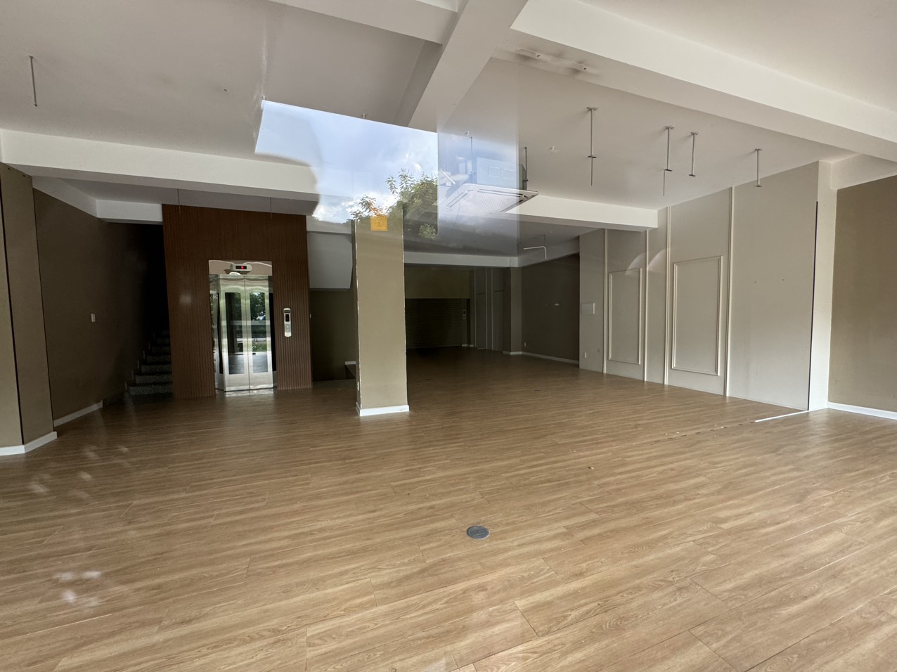 Front house for rent in Kim Son area, Nguyen Huu Tho, District 7 with basement + mezzanine + 3 floors, elevator 7
