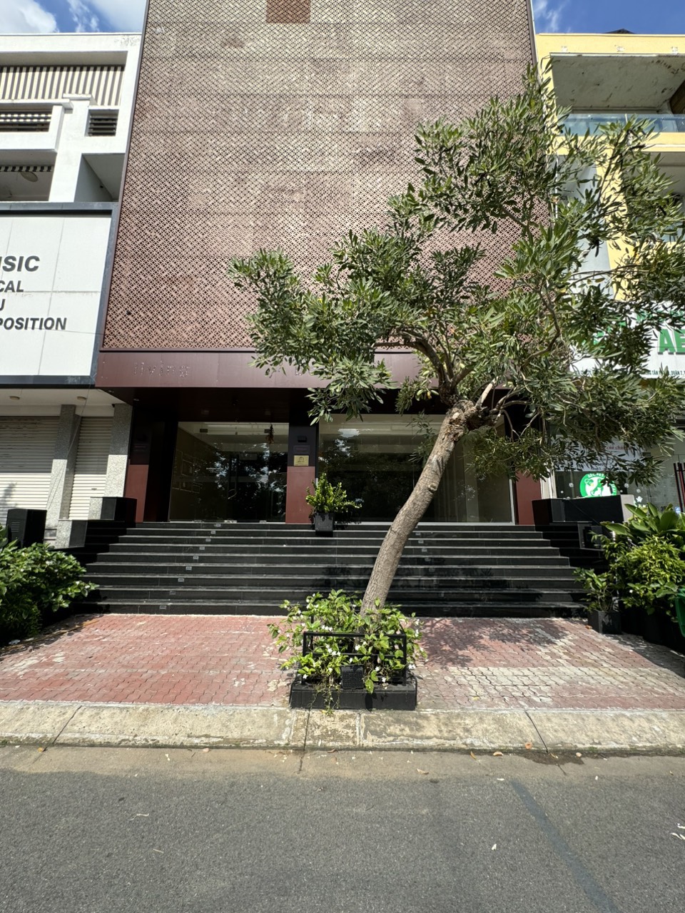 Front house for rent in Kim Son area, Nguyen Huu Tho, District 7 with basement + mezzanine + 3 floors, elevator 2