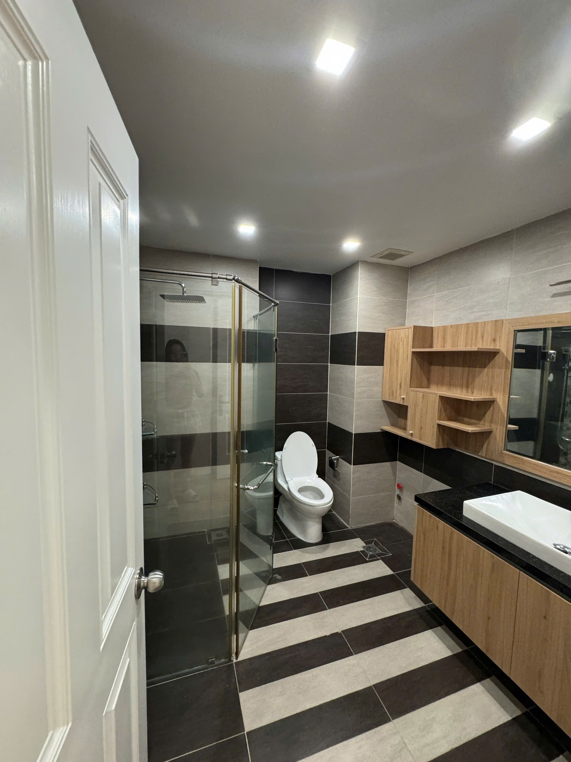 Townhouse for sale near Tan My Market, District 7, new house with 4 bedrooms 5