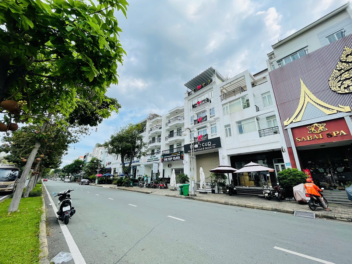 Townhouse for rent in Ha Huy Tap Nam Thien 2, Phu My Hung, District 7 with 6 floors, elevator 4