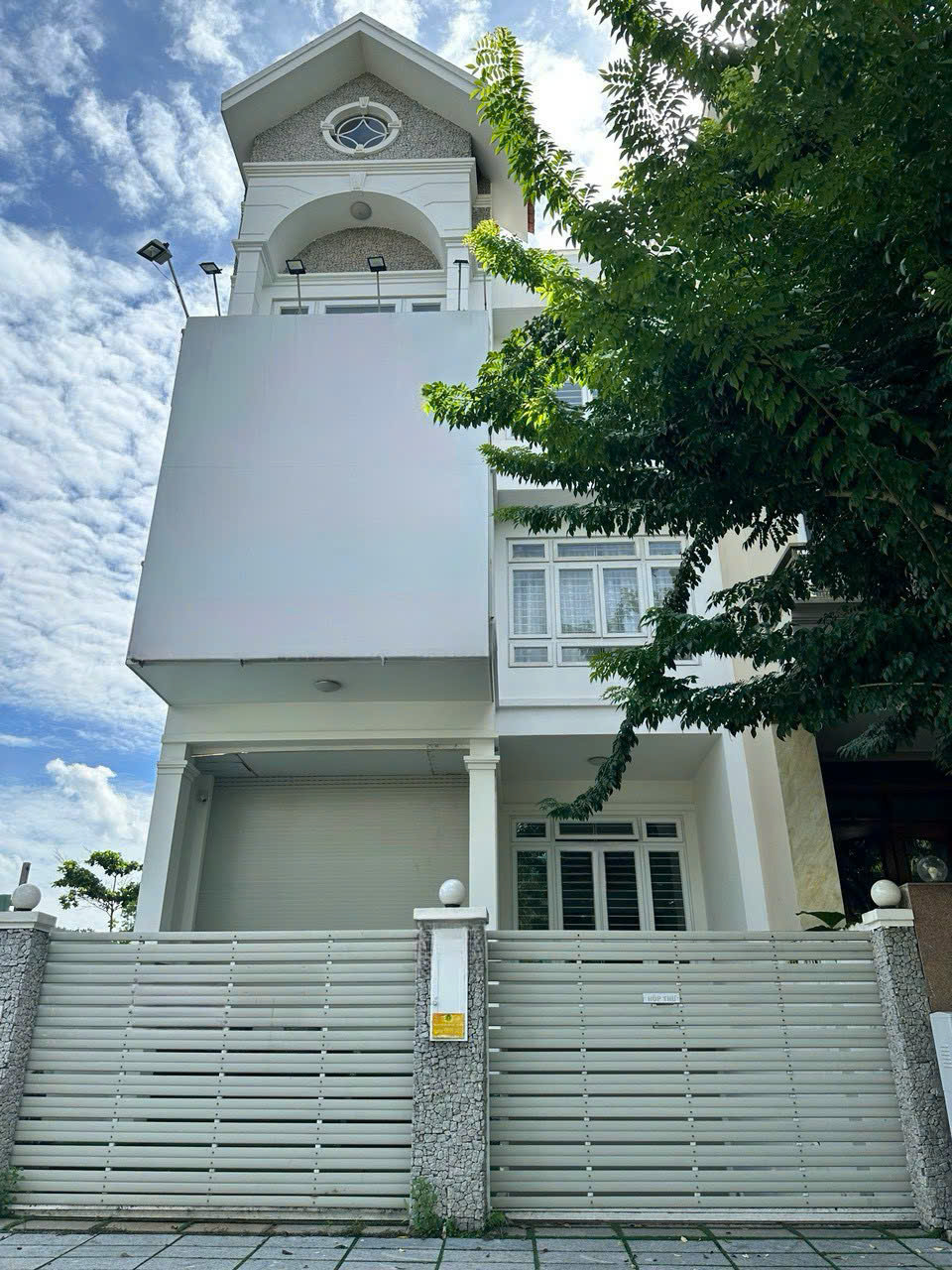 Townhouse for rent adjacent to Him Lam Residential Area, District 7 with 5 floors + elevator, automatic sliding door