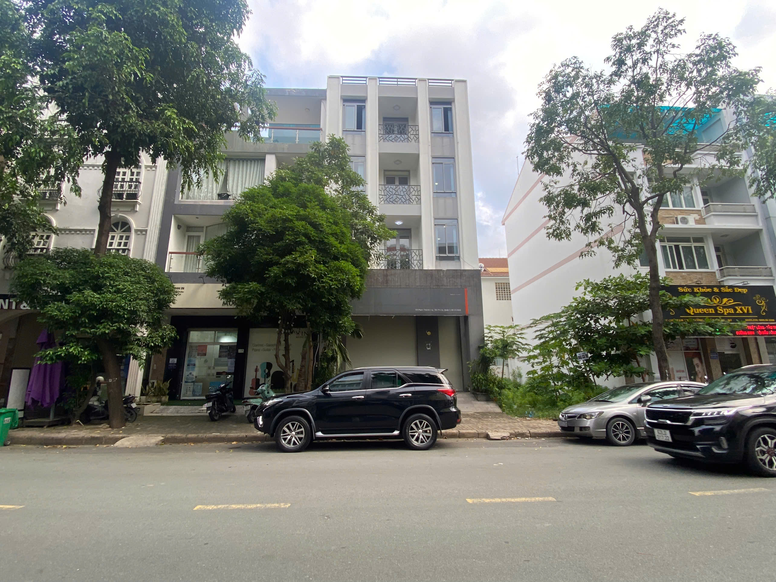 Townhouse for rent in Nam Long, Phu My Hung, District 7 with 5 floors, elevator in front of the main road