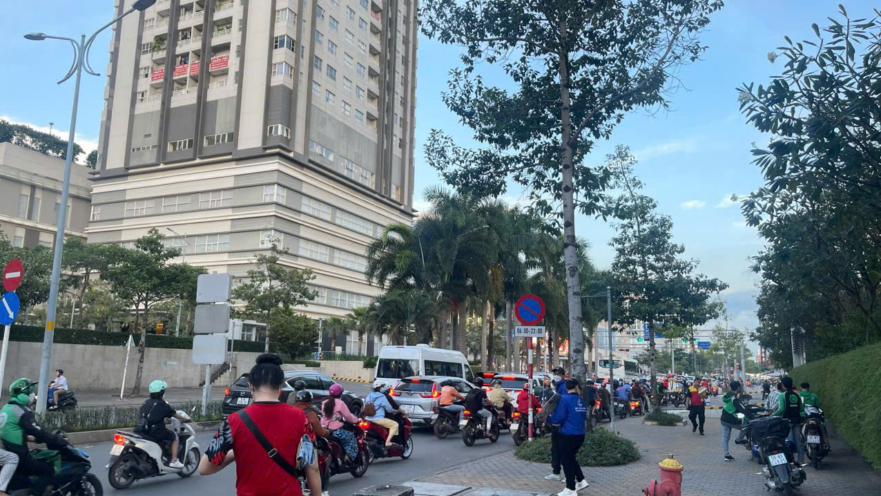 House for rent in front of No. 4 Nguyen Thi Thap Him Lam Residential Area, District 7 with 6 floors with elevator basement – 100m2 4