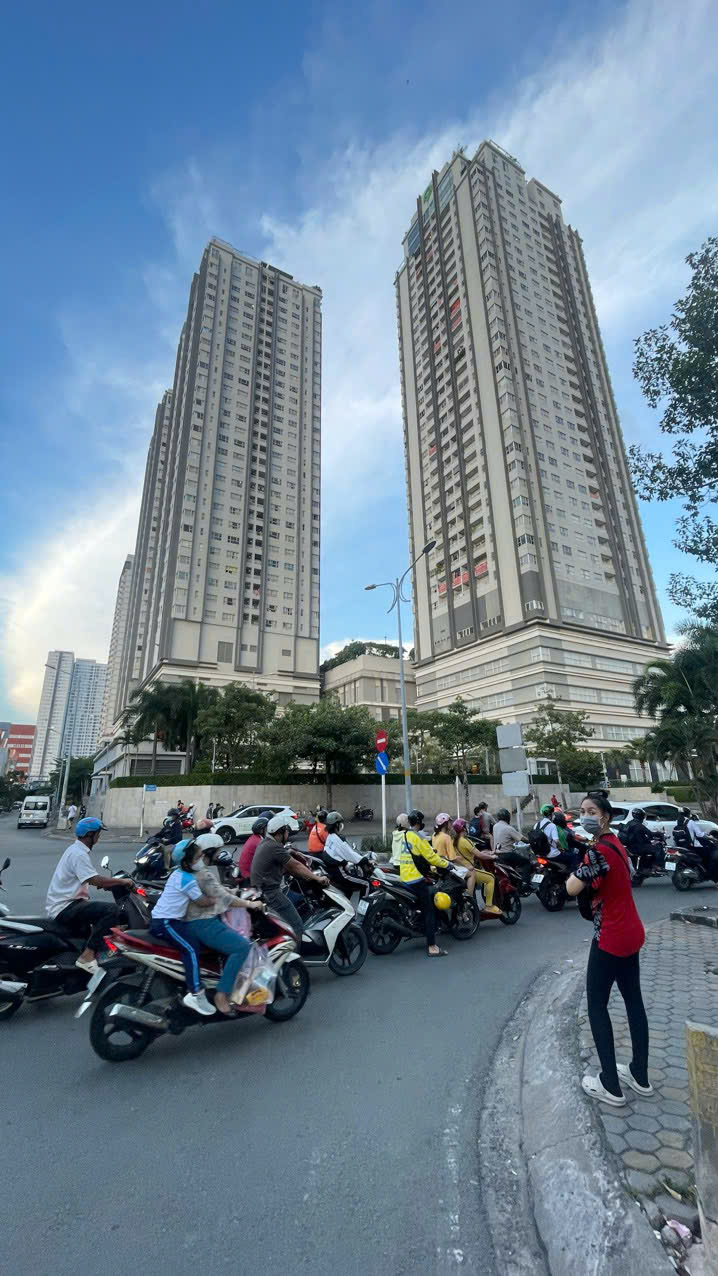 House for rent in front of No. 4 Nguyen Thi Thap Him Lam Residential Area, District 7 with 6 floors with elevator basement – 100m2 3