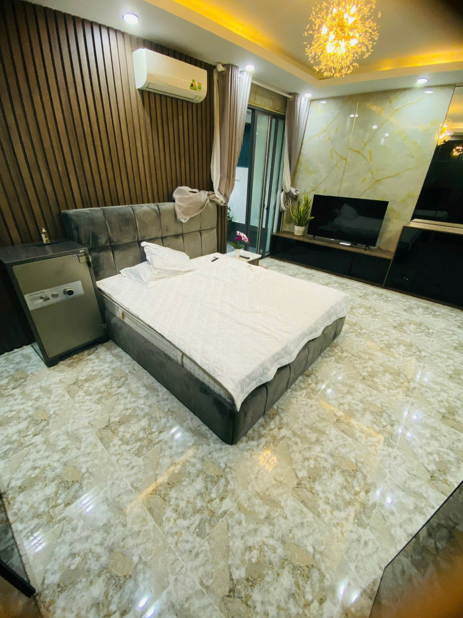 Sky Garden 1 garden house for sale, Phu My Hung, District 7 with 2 bedrooms, luxurious furniture, boulevard view 2