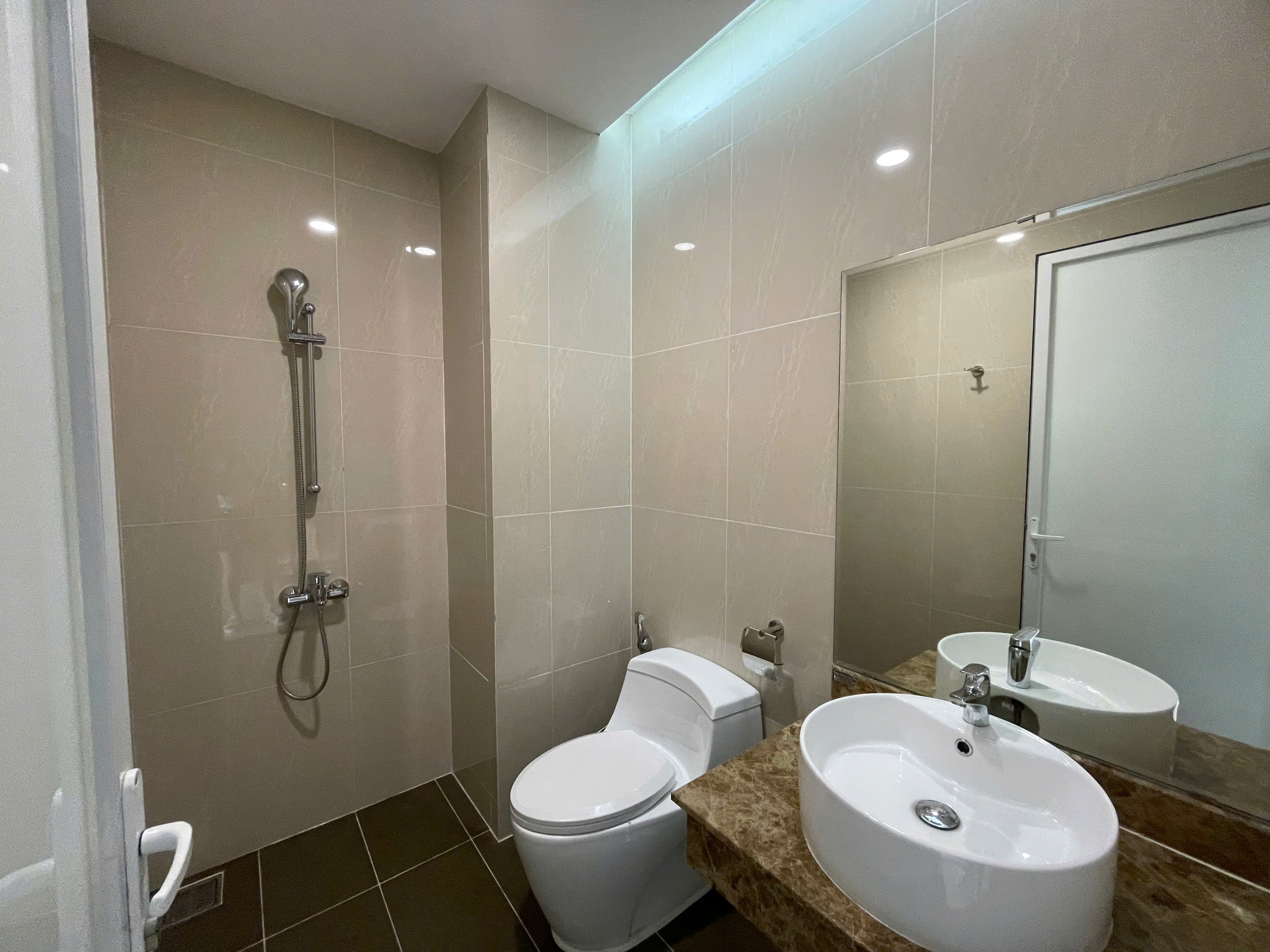 Officetel Golden King for rent at 15 Nguyen Luong Bang, Phu My Hung, District 7 with a width of 34m2, 5th floor 1