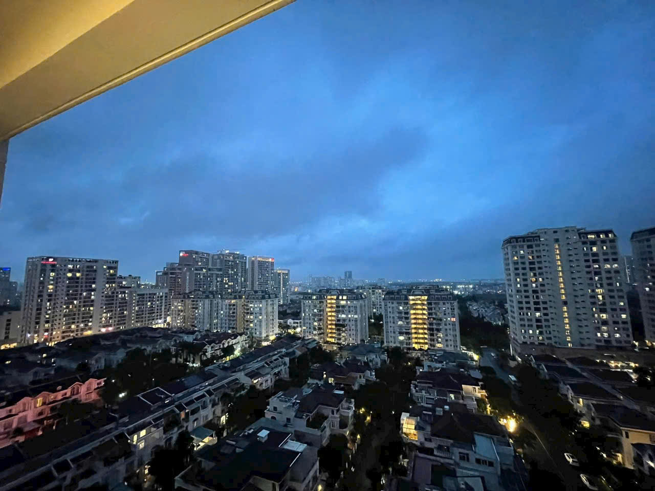 Ascentia penthouse for rent in Phu My Hung, District 7 has 4 bedrooms on the high floor with a beautiful view of new furniture 4