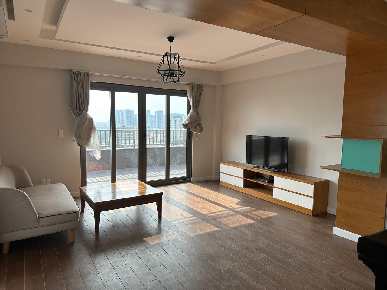 Garden Court penthouse for rent in Phu My Hung, District 7 with 4 bedrooms with river view 3