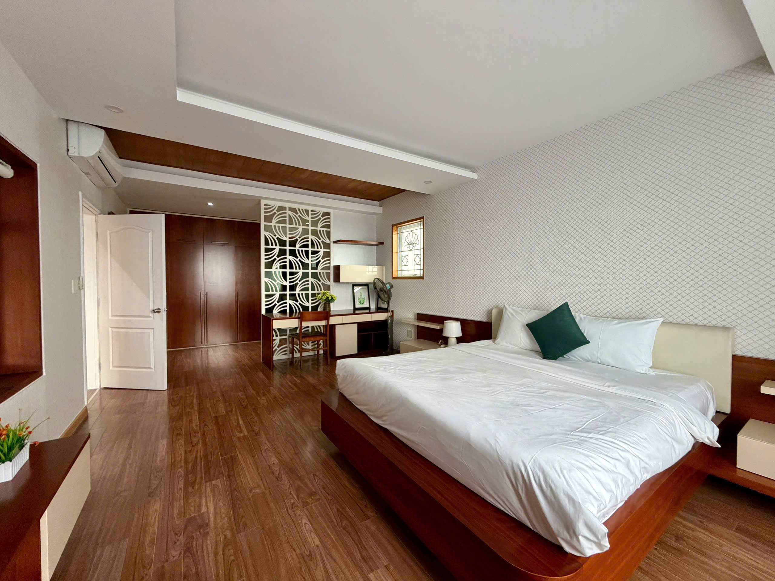 Penthouse for rent Riverside Residence Phu My Hung designed 4 bedrooms with fully furnished view of the villa on the 12th floor – 227m2 3