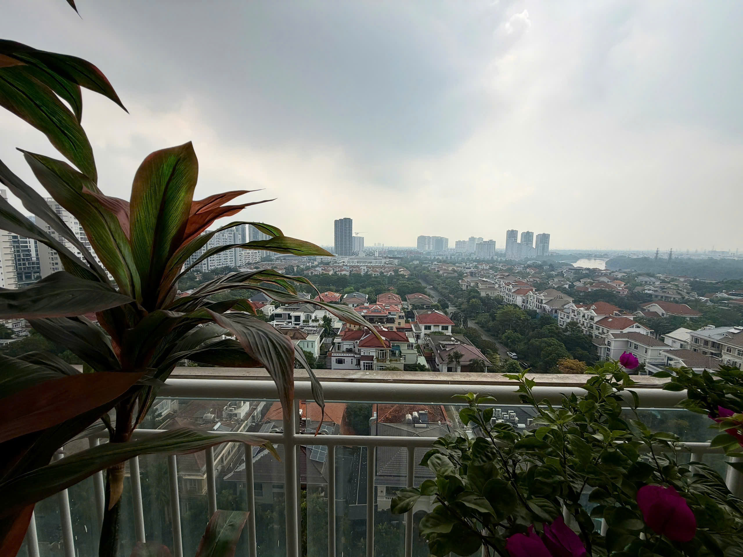Penthouse for rent Riverside Residence Phu My Hung designed 4 bedrooms with fully furnished view of the villa on the 12th floor – 227m2 12
