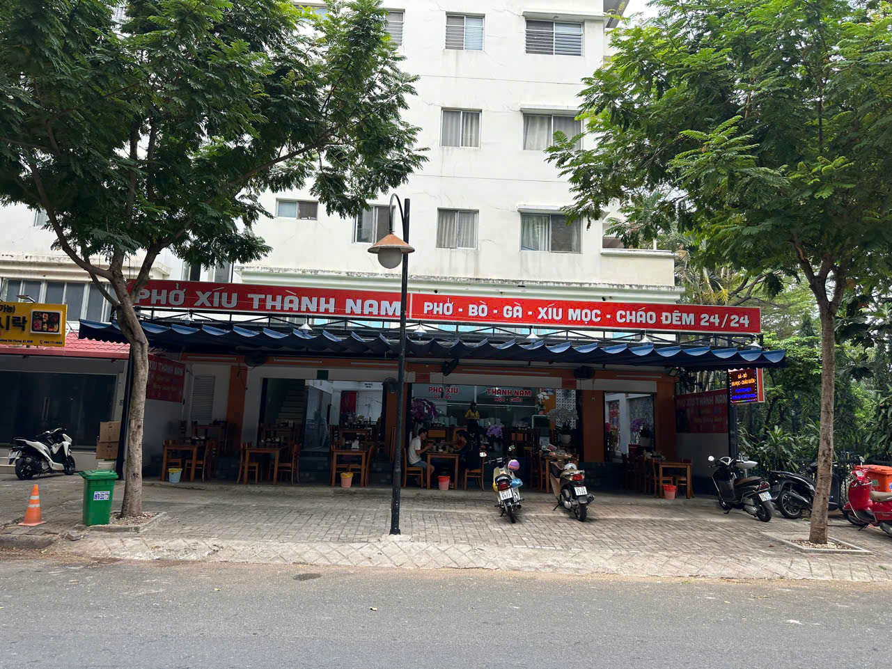 Shophouse for rent in Hung Vuong 2 Phu My Hung, District 7 with a large corner apartment with a floor 4