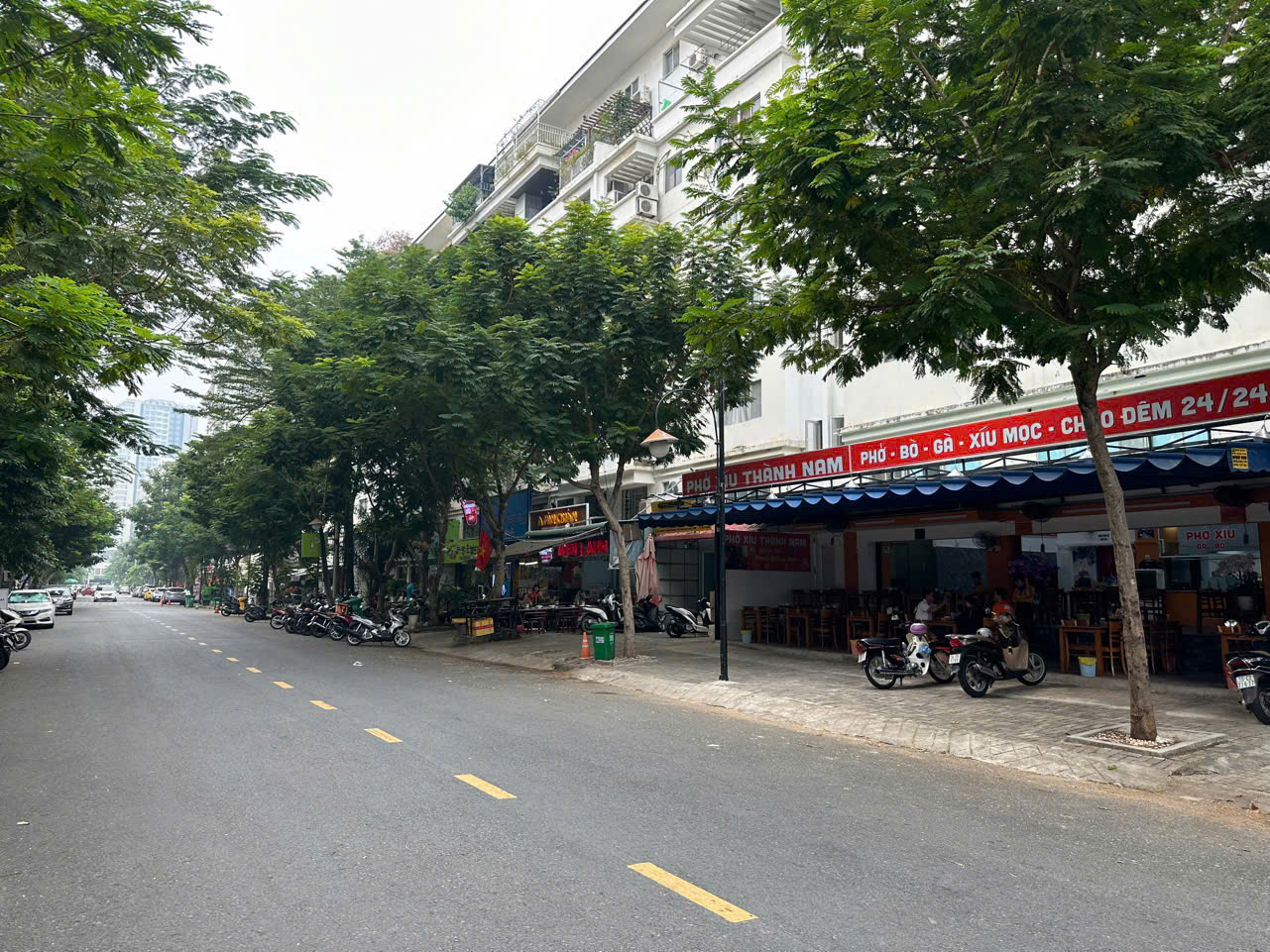 Shophouse for rent in Hung Vuong 2 Phu My Hung, District 7 with a large corner apartment with a floor 2