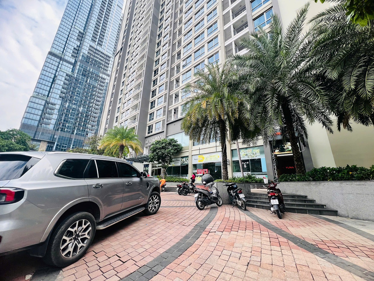 Cho thuê shophouse Landmark 6 Vinhomes Central Park, Quận Bình Thạnh xây 1 lầu – 212m2 1