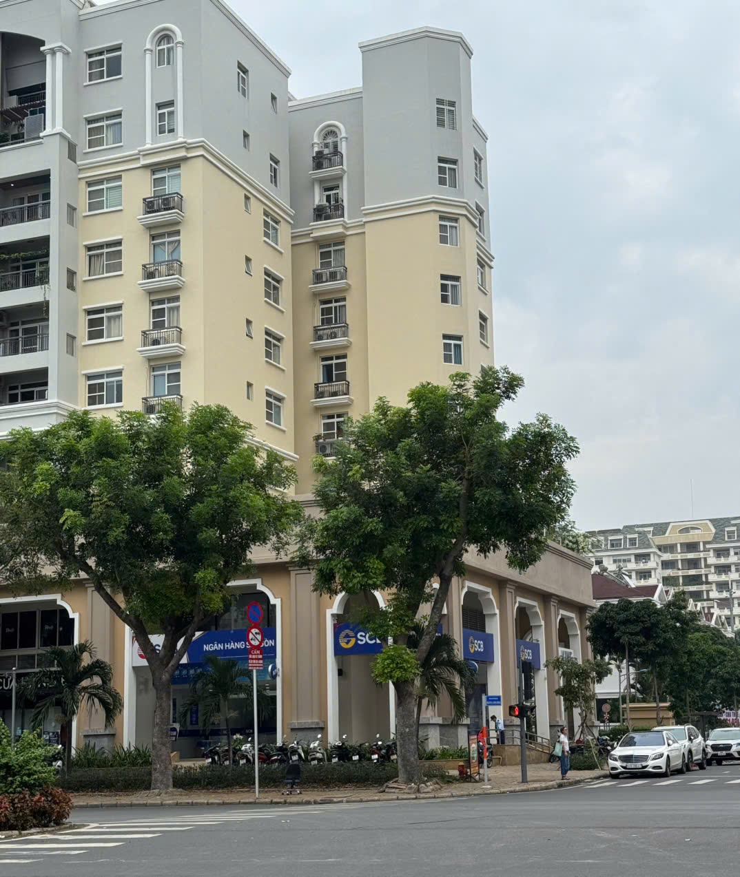 Shophouse for rent on Nguyen Luong Bang Street, Phu My Hung, District 7, corner apartment in a super beautiful location