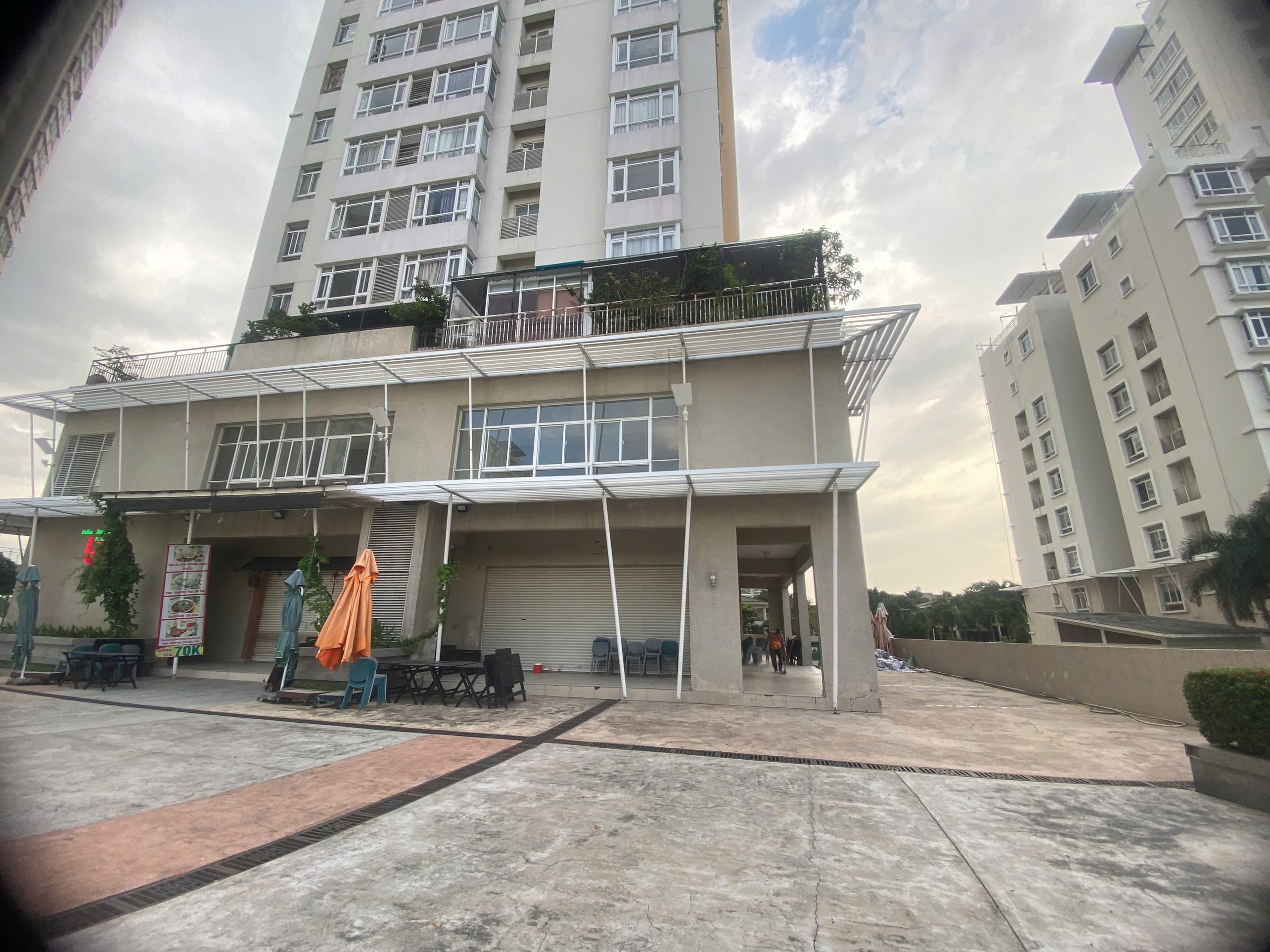 Riverside Residence Phu My Hung shophouse for rent, District 7 corner apartment with wide river view