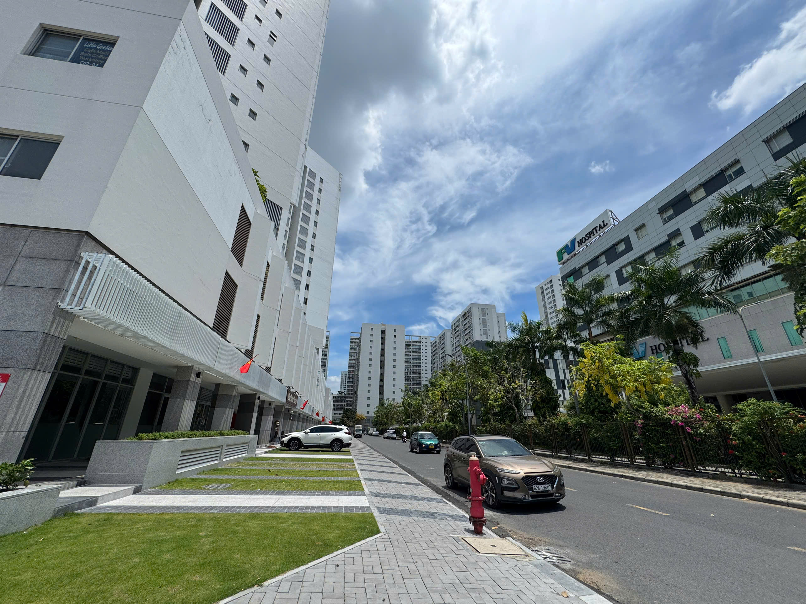 Shophouse for rent Scenic Valley 2 Phu My Hung, District 7, corner apartment, rough house with 1 floor – 210m2 4