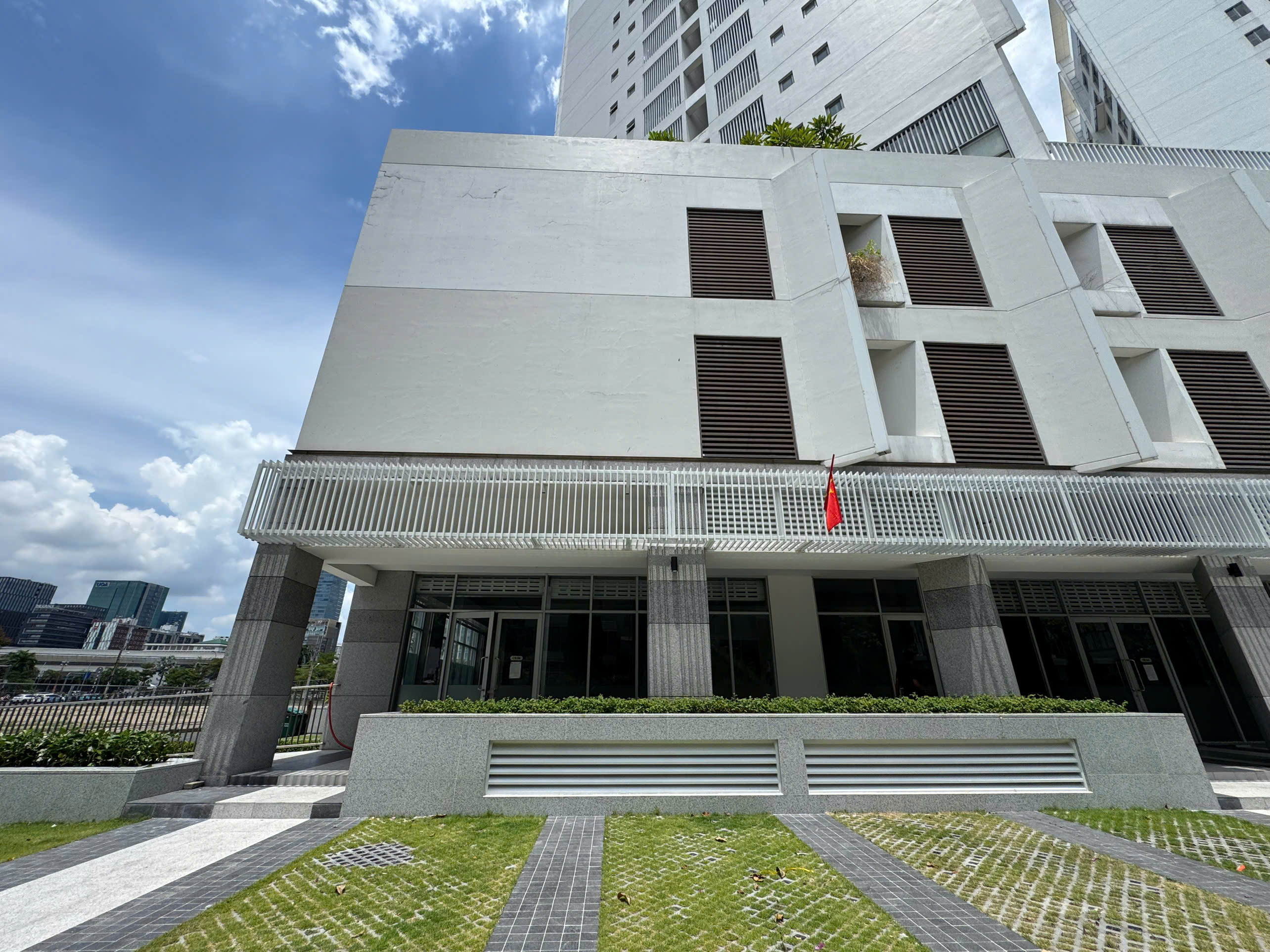 Shophouse for rent Scenic Valley 2 Phu My Hung, District 7, corner apartment, rough house with 1 floor – 210m2 1