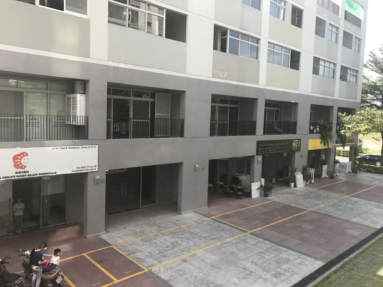 Star Hill Phu My Hung shophouse for rent, District 7 has 2 floors of large car parking in front 1