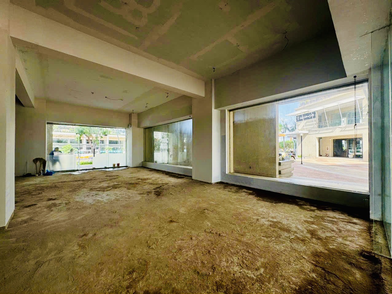 Shophouse for rent Riverside Residence Phu My Hung, District 7 has a large shop with 2 open sides 9