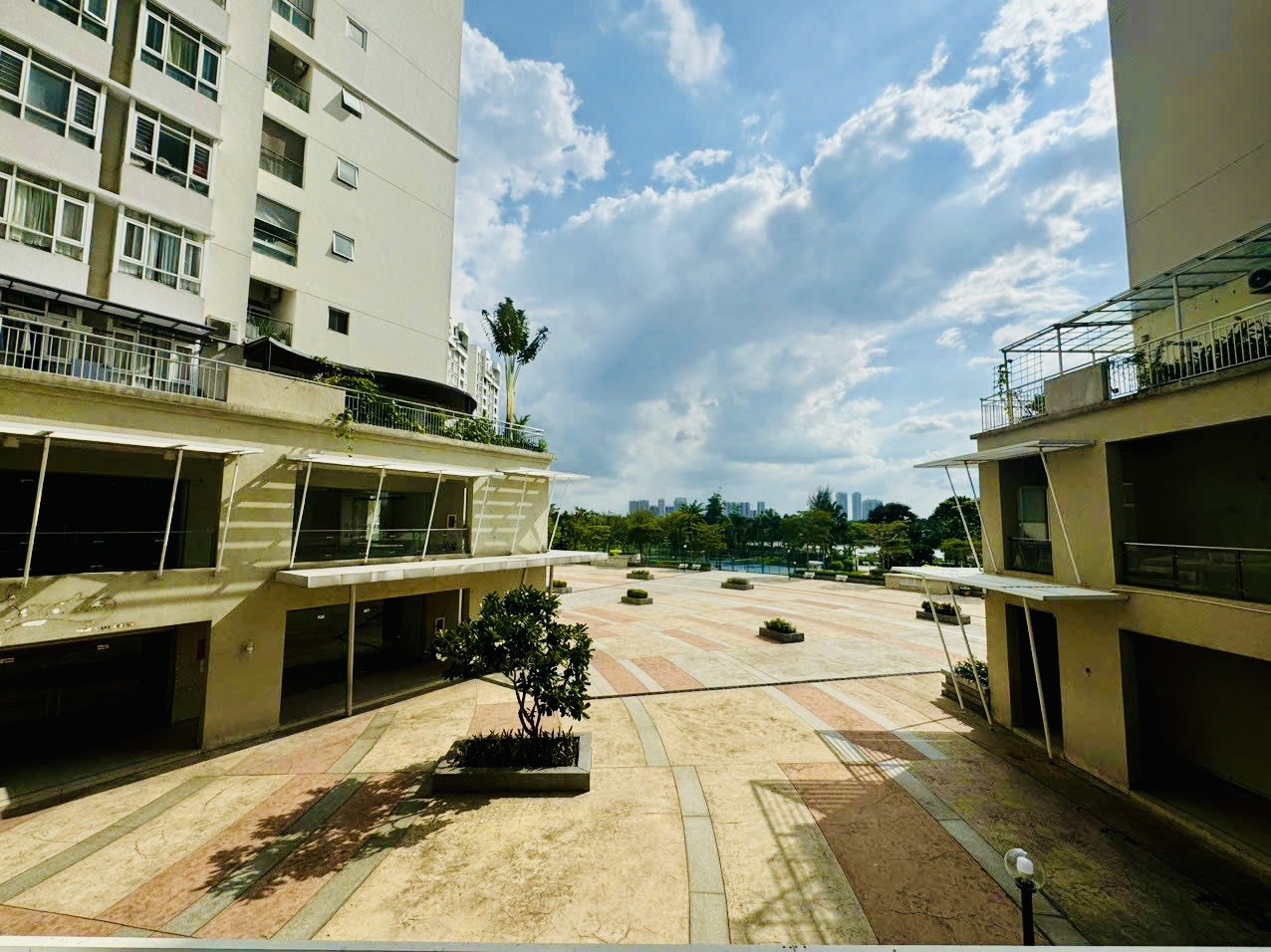Shophouse for rent Riverside Residence Phu My Hung, District 7 has a large shop with 2 open sides 8