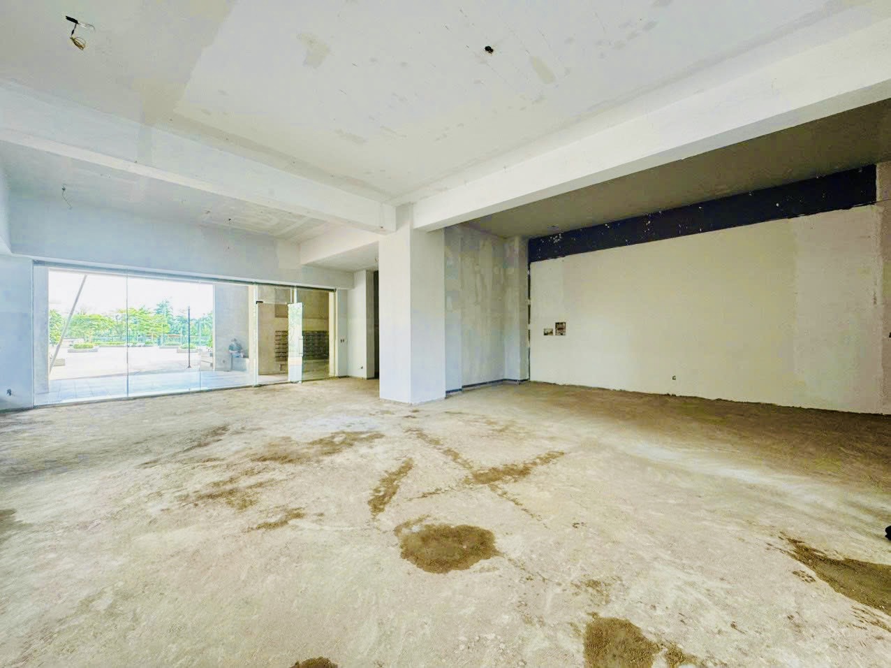 Shophouse for rent Riverside Residence Phu My Hung, District 7 has a large shop with 2 open sides 7