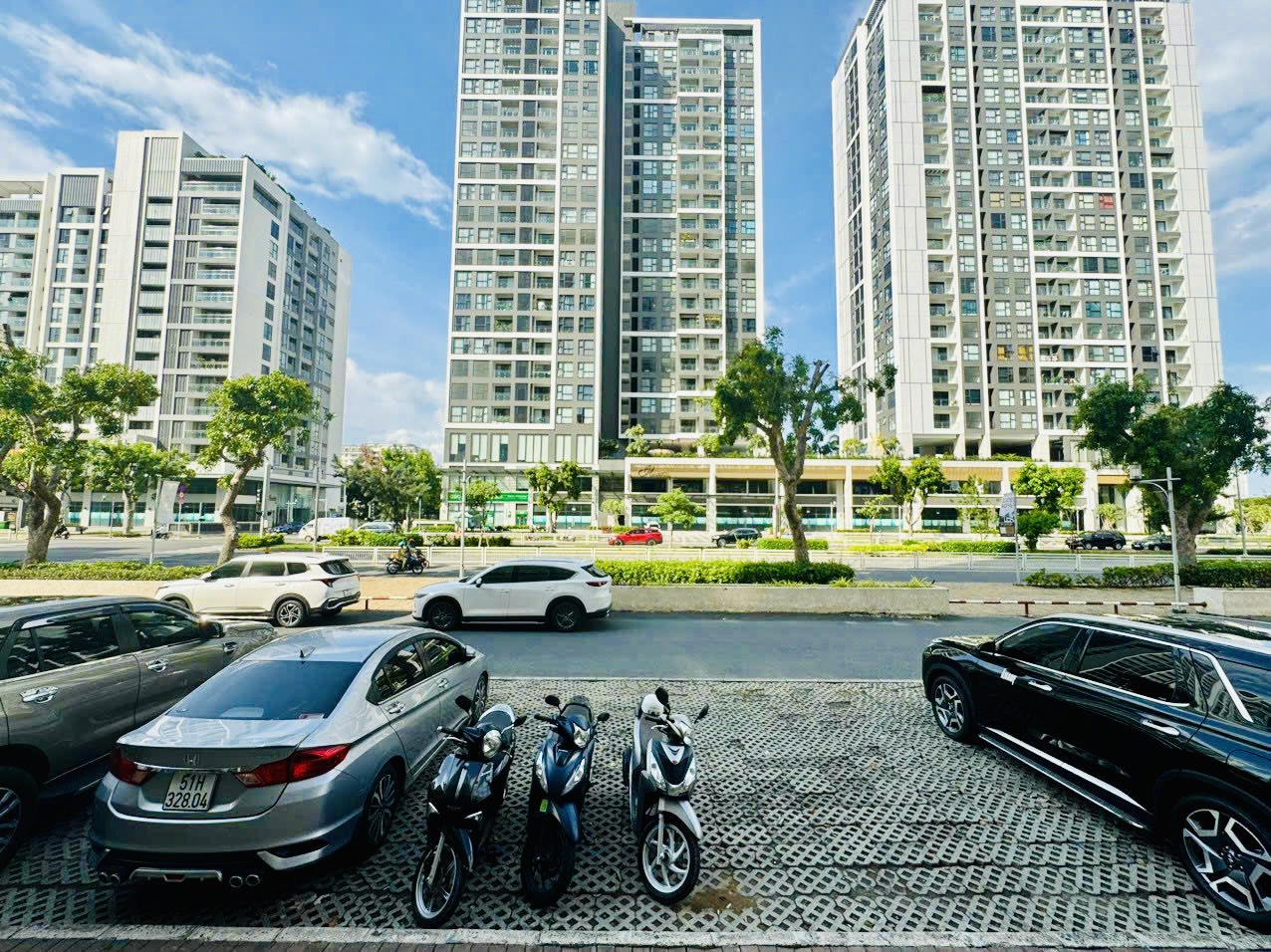Shophouse for rent Riverside Residence Phu My Hung, District 7 has a large shop with 2 open sides