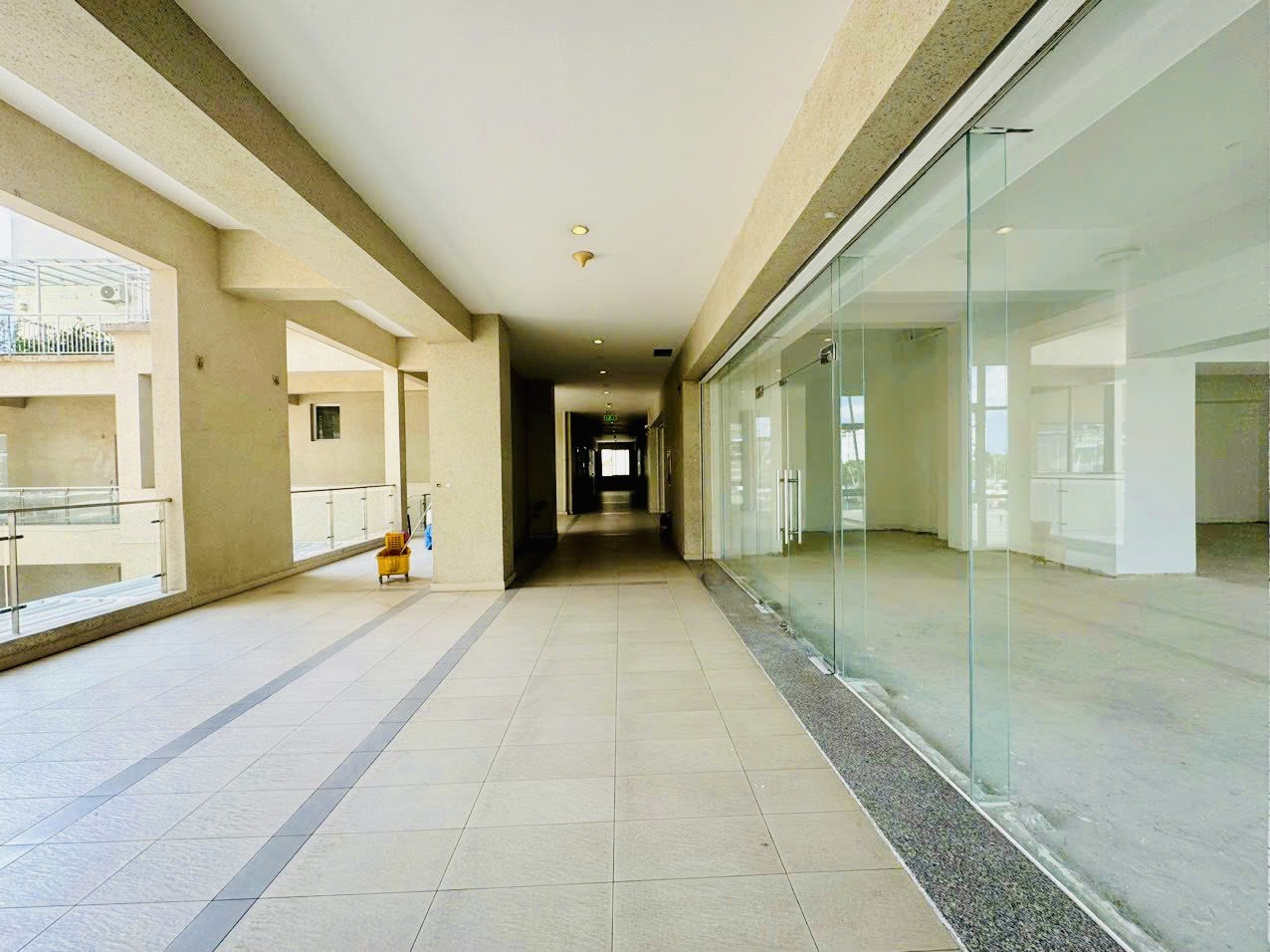 Shophouse for rent Riverside Residence Phu My Hung, District 7 has a large shop with 2 open sides 5