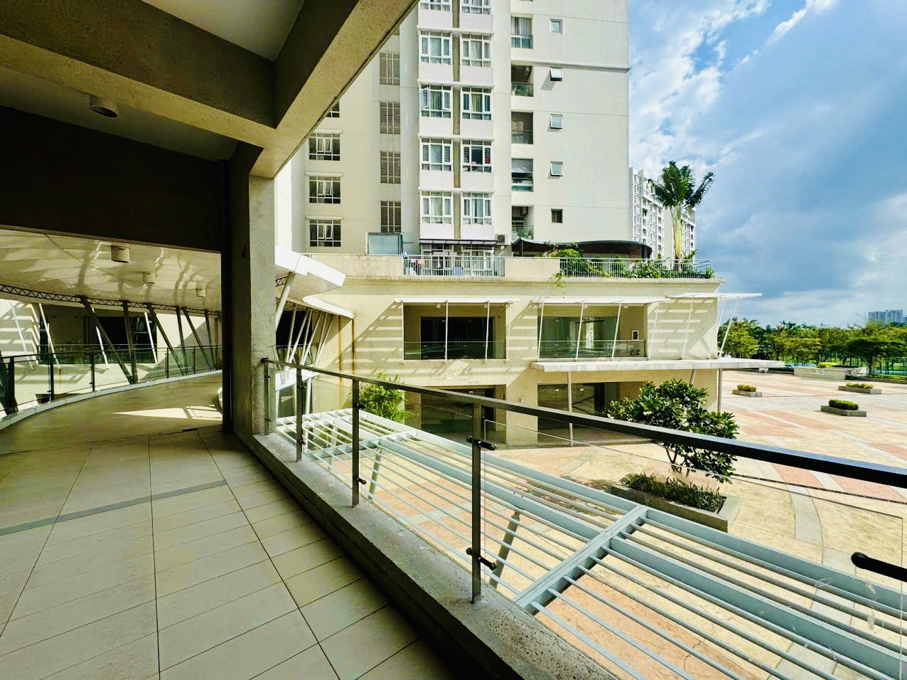 Shophouse for rent Riverside Residence Phu My Hung, District 7 has a large shop with 2 open sides 3