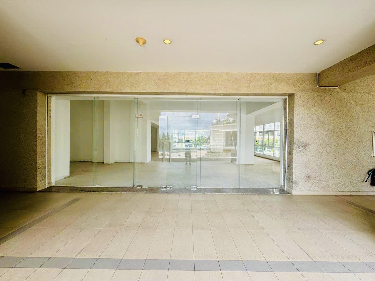 Shophouse for rent Riverside Residence Phu My Hung, District 7 has a large shop with 2 open sides 2