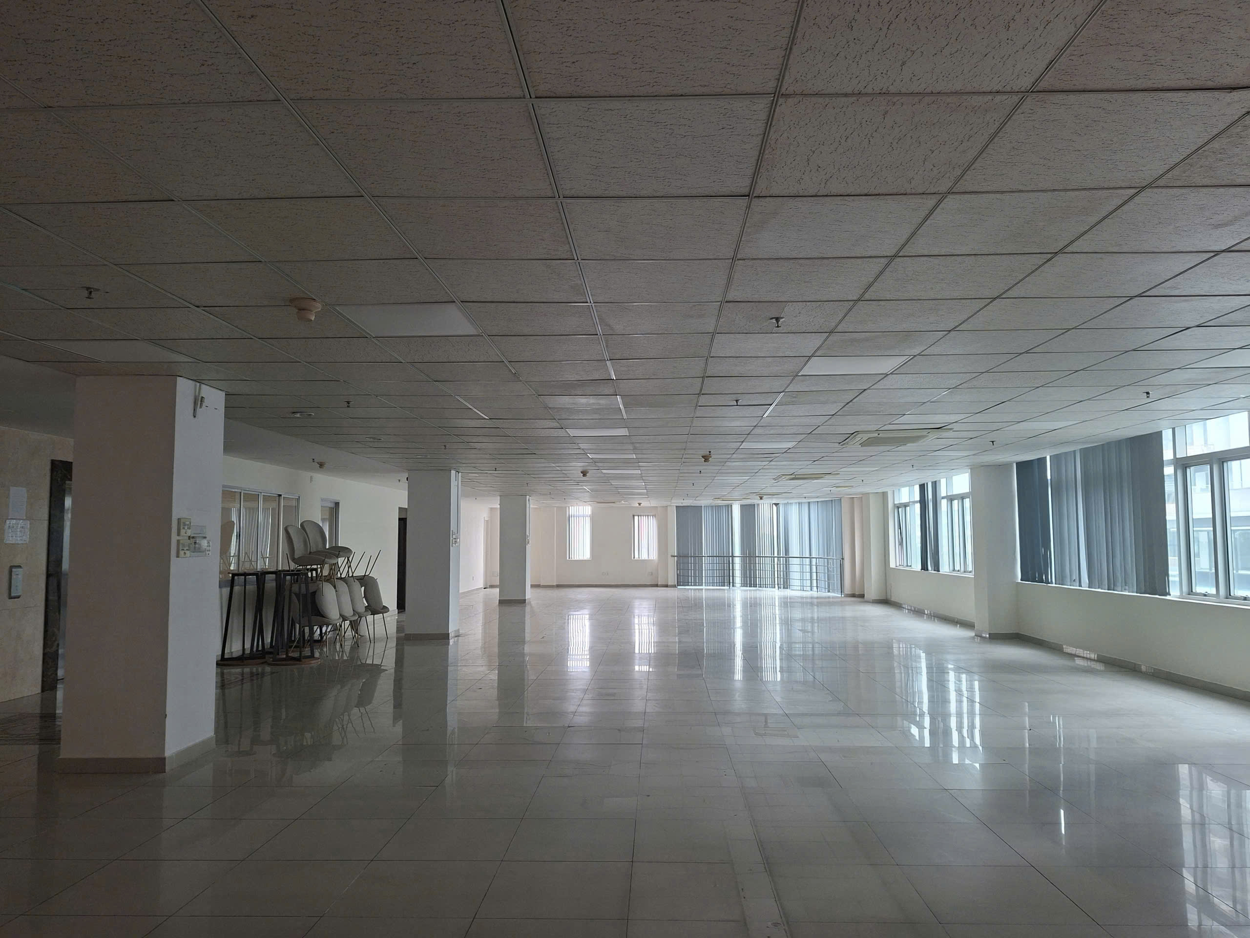 Cho thuê tòa nhà số 27 Nguyễn Khắc Viện Phú Mỹ Hưng, Quận 7 tầng 3 và tầng 6, trống suốt – 325m2 1