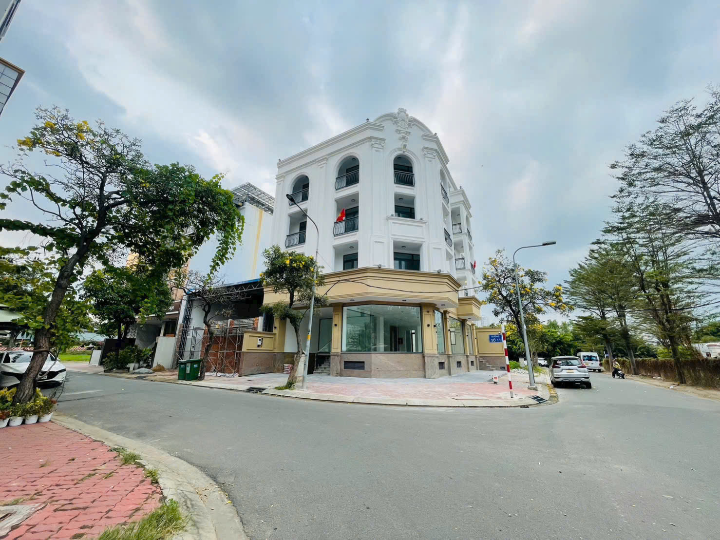 Corner building for rent with 2 facades of Kim Son Residential Area, Tan Phong Ward, District 7 with 6 floors with elevator – 250m2 3
