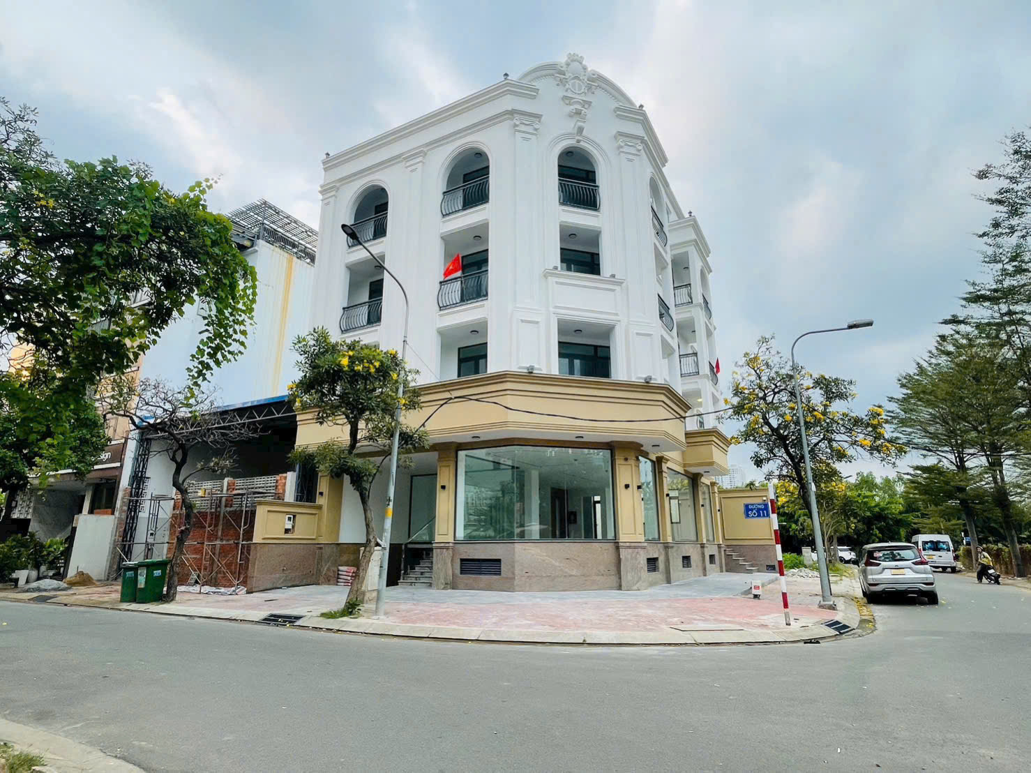 Corner building for rent with 2 facades of Kim Son Residential Area, Tan Phong Ward, District 7 with 6 floors with elevator – 250m2