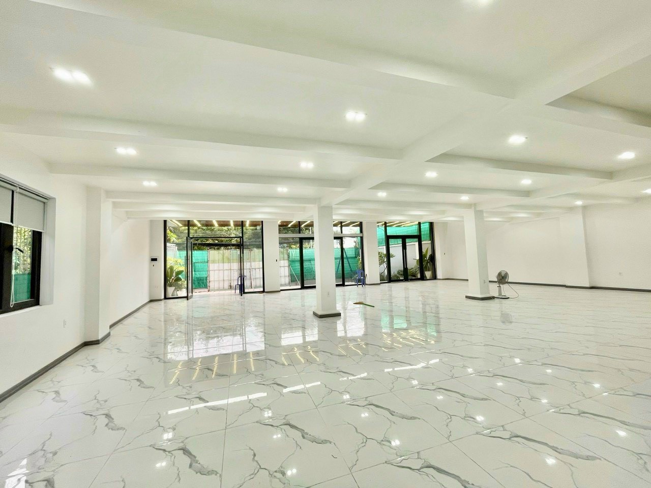 Nguyen Thi Thap building for rent in District 7 with car parking, wide curb 9