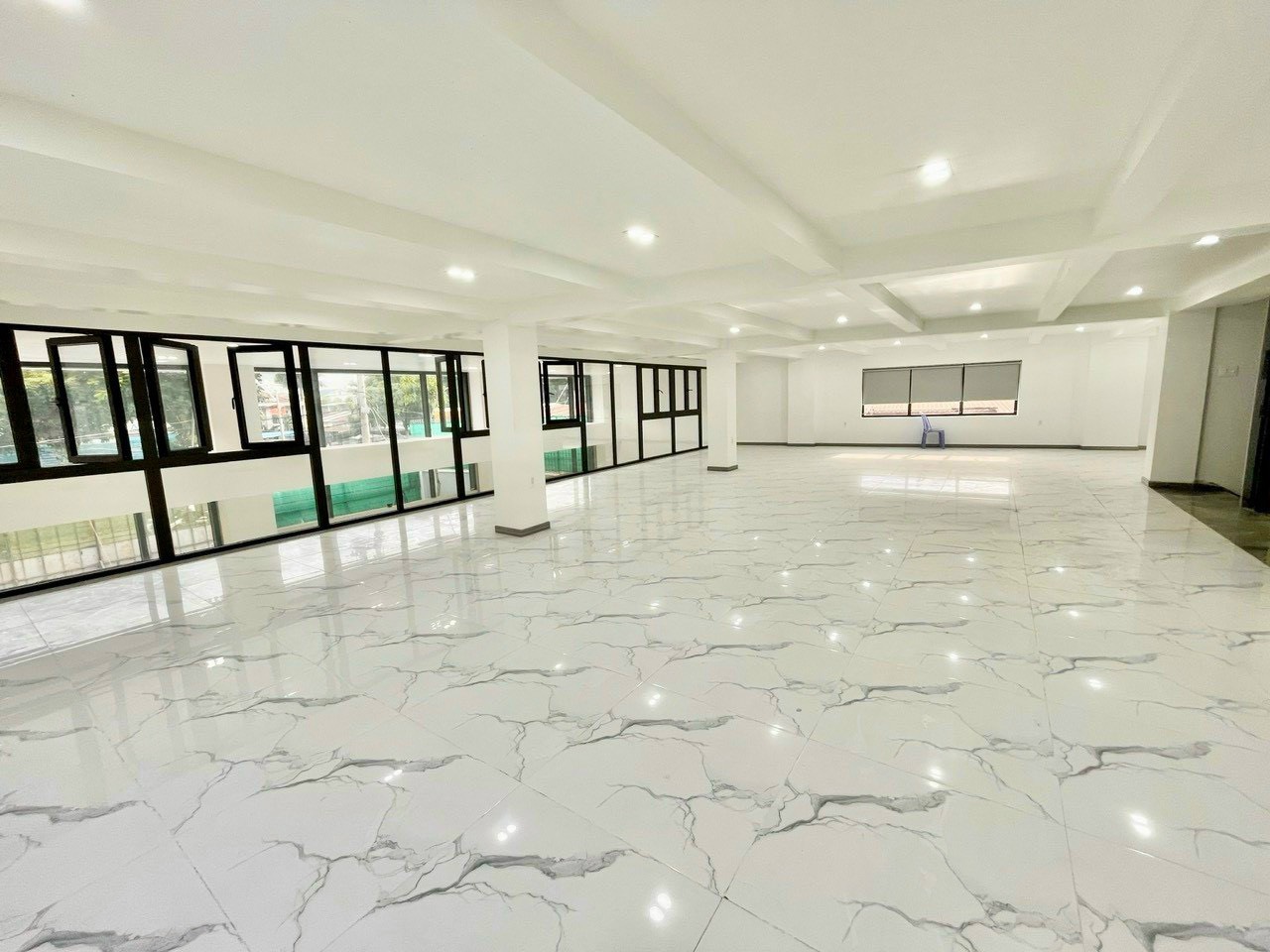 Nguyen Thi Thap building for rent in District 7 with car parking, wide curb 8