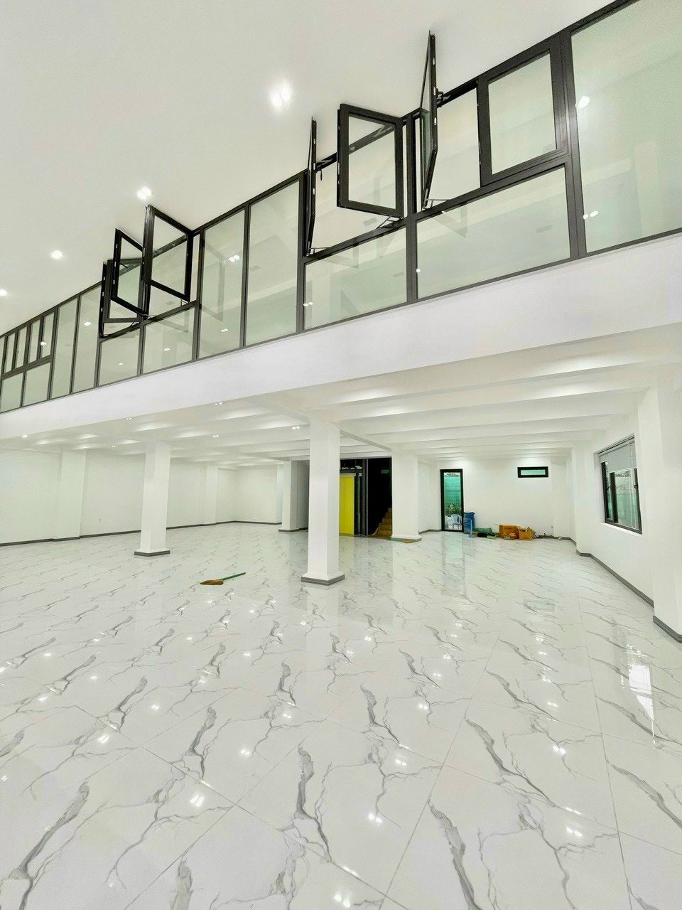 Nguyen Thi Thap building for rent in District 7 with car parking, wide curb 7