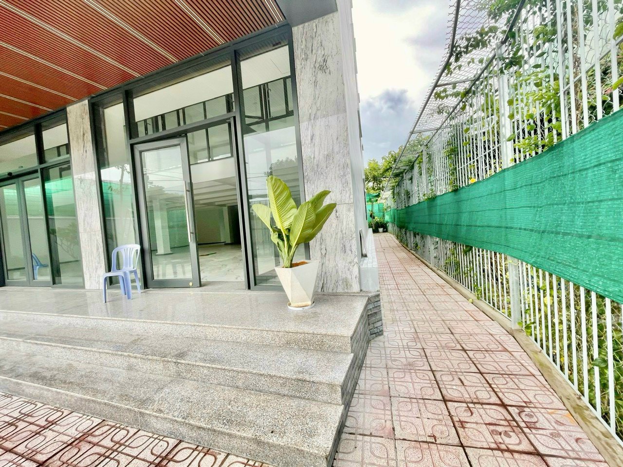 Nguyen Thi Thap building for rent in District 7 with car parking, wide curb 6