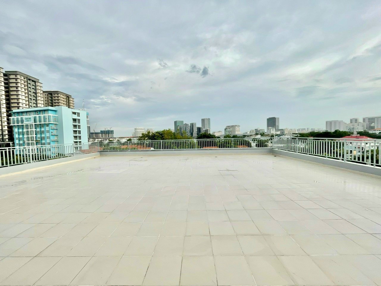 Nguyen Thi Thap building for rent in District 7 with car parking, wide curb 3